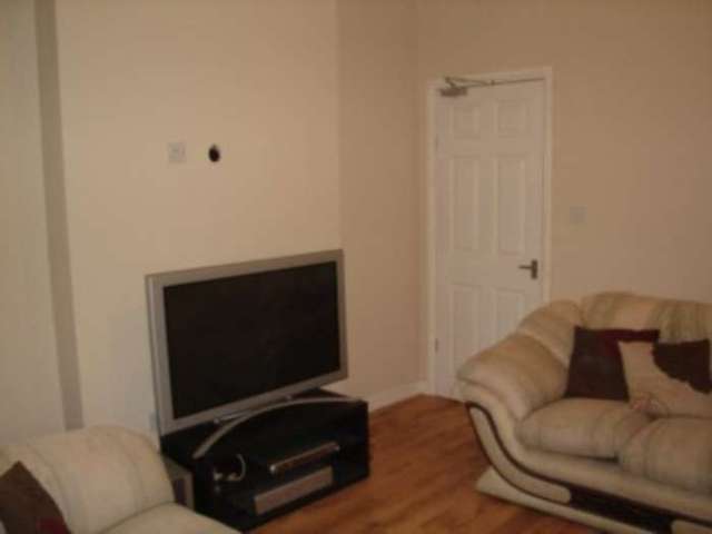  Image of 5 bedroom House Share to rent in Palmer Park Avenue Earley Reading RG6 at Palmer Park Avenue  Reading, RG6 1DN