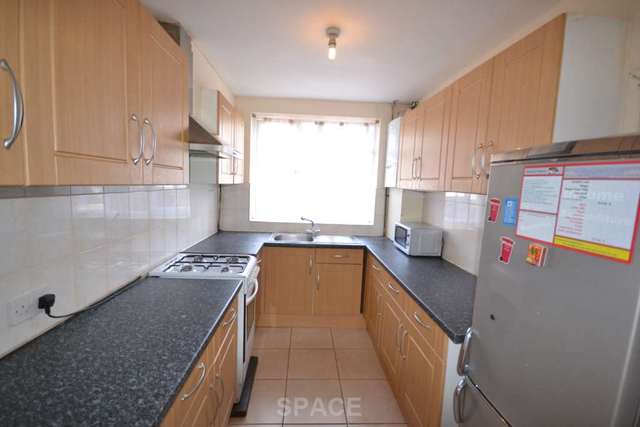  Image of 5 bedroom Flat to rent in Pitcroft Avenue Earley Reading RG6 at Pitcroft Ave  Reading, RG6 1NH