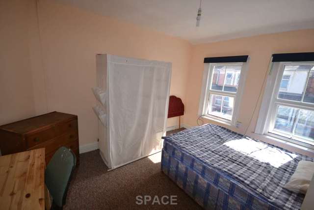  Image of 5 bedroom Flat to rent in Pitcroft Avenue Earley Reading RG6 at Pitcroft Ave  Reading, RG6 1NH