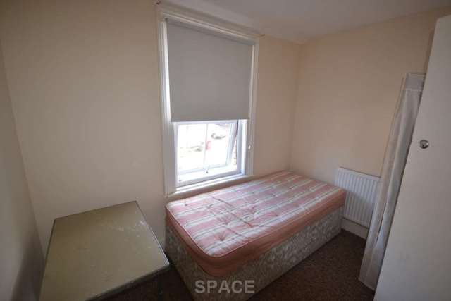  Image of 5 bedroom Flat to rent in Pitcroft Avenue Earley Reading RG6 at Pitcroft Ave  Reading, RG6 1NH
