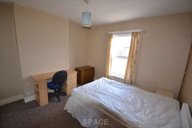  Image of 5 bedroom Flat to rent in Pitcroft Avenue Earley Reading RG6 at Pitcroft Ave  Reading, RG6 1NH