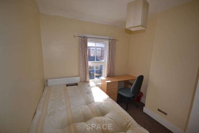  Image of 5 bedroom Flat to rent in Pitcroft Avenue Earley Reading RG6 at Pitcroft Ave  Reading, RG6 1NH