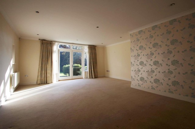  Image of 2 bedroom Flat to rent in Croydon Road Reigate RH2 at Redwood Lodge 154 Croydon Road Reigate, RH2 0LU