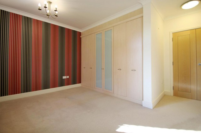  Image of 2 bedroom Flat to rent in Croydon Road Reigate RH2 at Redwood Lodge 154 Croydon Road Reigate, RH2 0LU