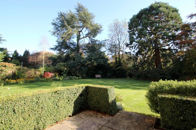  Image of 2 bedroom Flat to rent in Croydon Road Reigate RH2 at Redwood Lodge 154 Croydon Road Reigate, RH2 0LU