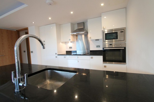  Image of 1 bedroom Flat to rent in Rivermead Close Teddington TW11 at Teddington, TW11 9NL