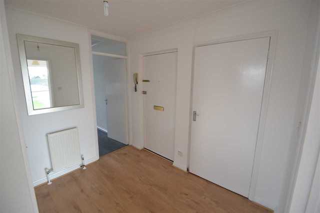  Image of 2 bedroom Flat to rent in St. Peters Close Ilford IG2 at Redbridge, IG2 7QL