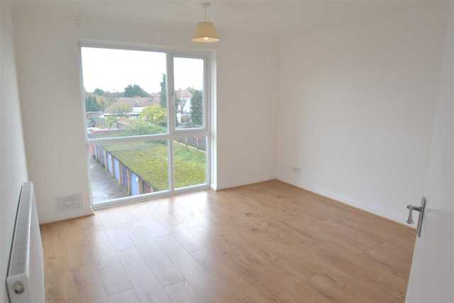  Image of 2 bedroom Flat to rent in St. Peters Close Ilford IG2 at Redbridge, IG2 7QL