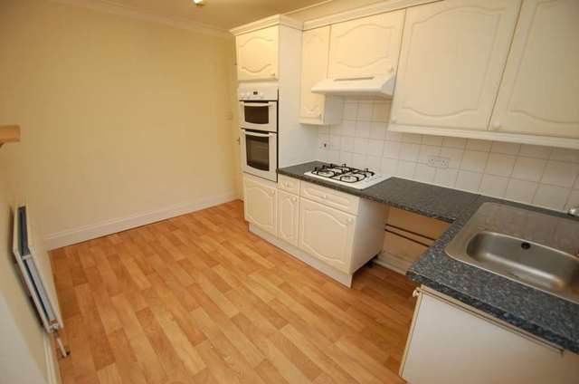  Image of 1 bedroom Flat to rent in Torquay Road Paignton TQ3 at Torquay Road  Paignton, TQ3 3AB