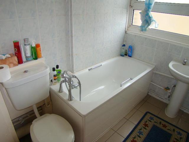  Image of 3 bedroom Flat to rent in Kingsgate Estate Tottenham Road London N1 at London, N1 4DB
