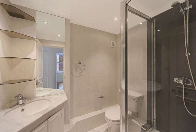 Image of 4 bedroom Flat to rent in Vicarage Gate London W8 at Vicarage Gate Kensington London, W8 4HL
