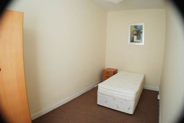  Image of 2 bedroom Flat to rent in Whitehall Road Bensham Gateshead NE8 at Whitehall Road Bensham Gateshead, NE8 4PT