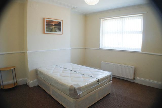 Image of 2 bedroom Flat to rent in Whitehall Road Bensham Gateshead NE8 at Whitehall Road Bensham Gateshead, NE8 4PT