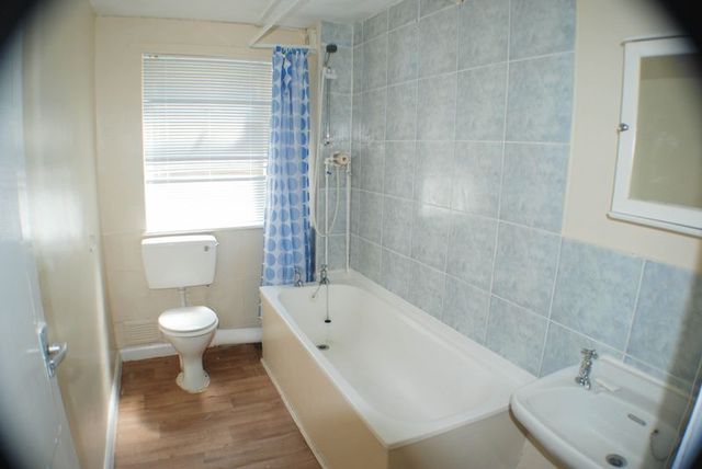  Image of 2 bedroom Flat to rent in Whitehall Road Bensham Gateshead NE8 at Whitehall Road Bensham Gateshead, NE8 4PT