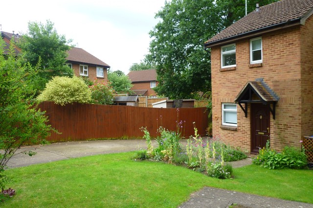  Image of 2 bedroom End of Terrace to rent in Wych Hill Park Hook Heath Woking GU22 at Woking, GU22 0HF
