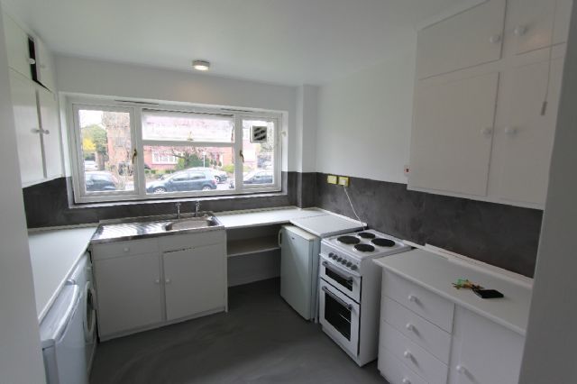  Image of 1 bedroom Ground Flat to rent in Lovelace Road Surbiton KT6 at Marlborough Gardens Lovelace road Surbiton, KT6 6NG