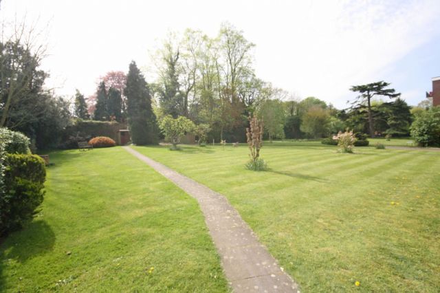  Image of 1 bedroom Ground Flat to rent in Lovelace Road Surbiton KT6 at Marlborough Gardens Lovelace road Surbiton, KT6 6NG