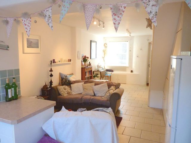  Image of 2 bedroom Terraced house to rent in Ebrington Street Kingsbridge TQ7 at Kingsbridge  Kingsbridge, TQ7 1DE