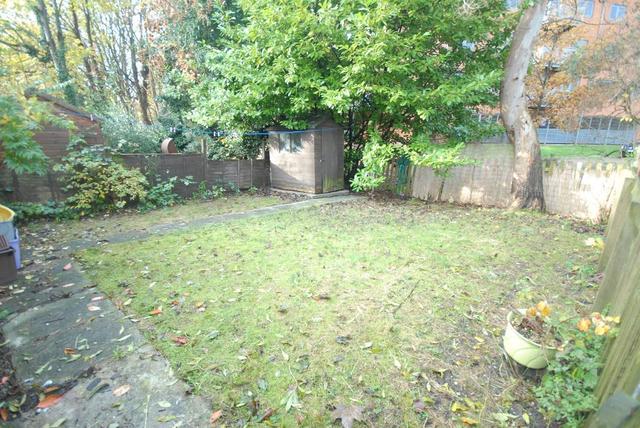  Image of 2 bedroom Flat to rent in Bishopsford Road Morden SM4 at Morden, SM4 6AW