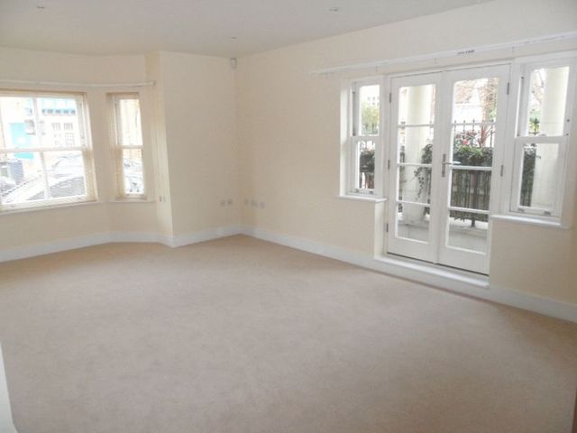  Image of 2 bedroom Flat for sale in Institute Road Marlow SL7 at Institute Road  Marlow, SL7 1BB