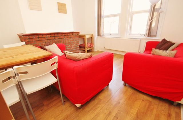  Image of 4 bedroom Terraced house to rent in Corporation Road Bournemouth BH1 at Corporation Road  BOURNEMOUTH, BH1 4SJ