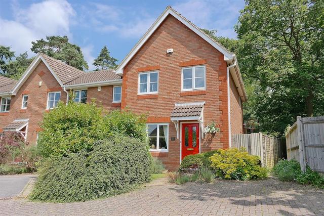  Image of 3 bedroom End of Terrace for sale in Montague Close Wokingham RG40 at Wokingham Berkshire Wokingham, RG40 5PF