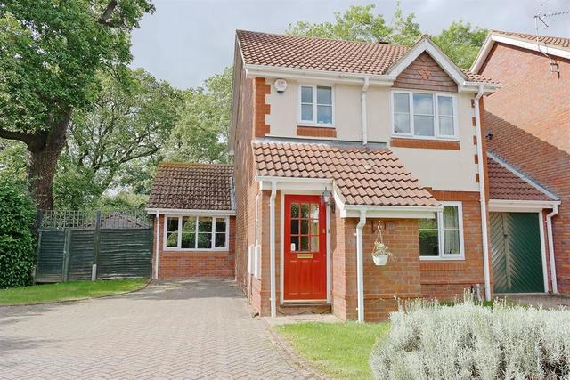  Image of 3 bedroom Detached house for sale in Montague Close Wokingham RG40 at Wokingham Berkshire Wokingham, RG40 5PH