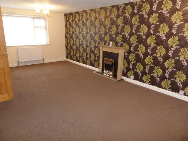  Image of 2 bedroom Flat to rent in Upper Eastern Green Lane Coventry CV5 at Rose Cottage Flats Upper Eastern Green Lane Coventry, CV5 7DL