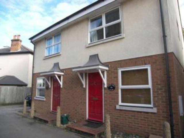  Image of 2 bedroom Cottage to rent in Portsmouth Road Thames Ditton KT7 at Portsmouth Road  Thames Ditton, KT7 0TB