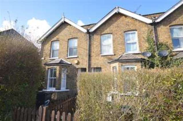  Image of 2 bedroom Mews to rent in Beverley Cottages London SW15 at Wimbledon Common, SW15 3RR