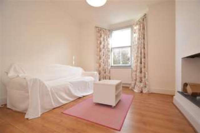  Image of 2 bedroom Mews to rent in Beverley Cottages London SW15 at Wimbledon Common, SW15 3RR