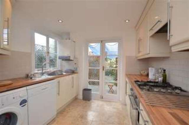  Image of 2 bedroom Mews to rent in Beverley Cottages London SW15 at Wimbledon Common, SW15 3RR