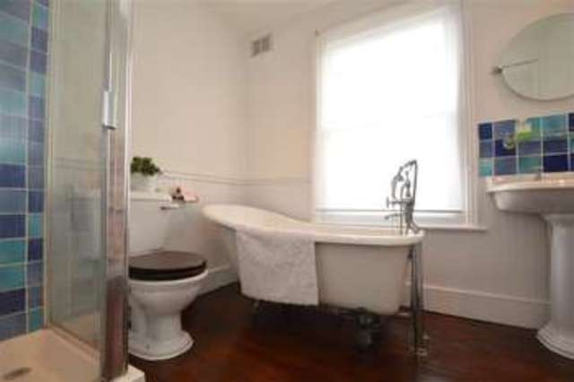  Image of 2 bedroom Mews to rent in Beverley Cottages London SW15 at Wimbledon Common, SW15 3RR