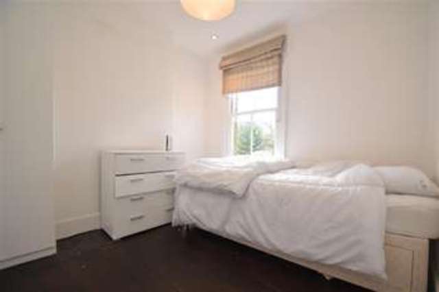  Image of 2 bedroom Mews to rent in Beverley Cottages London SW15 at Wimbledon Common, SW15 3RR