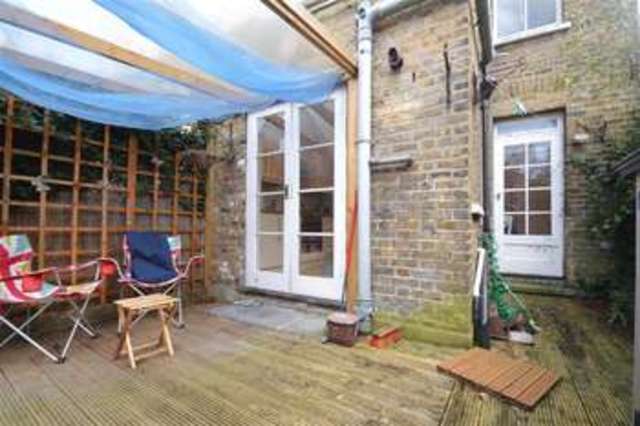  Image of 2 bedroom Mews to rent in Beverley Cottages London SW15 at Wimbledon Common, SW15 3RR