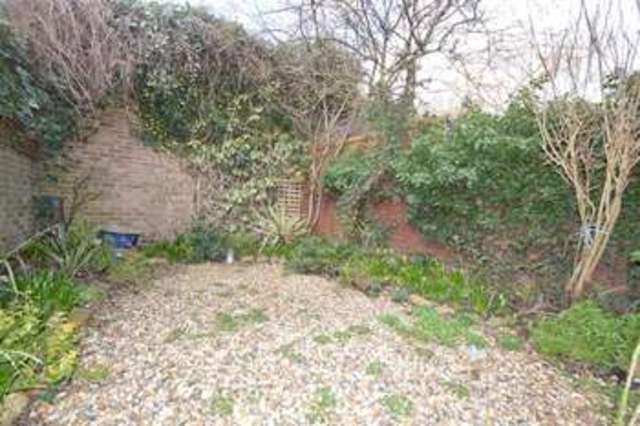  Image of 2 bedroom Mews to rent in Beverley Cottages London SW15 at Wimbledon Common, SW15 3RR