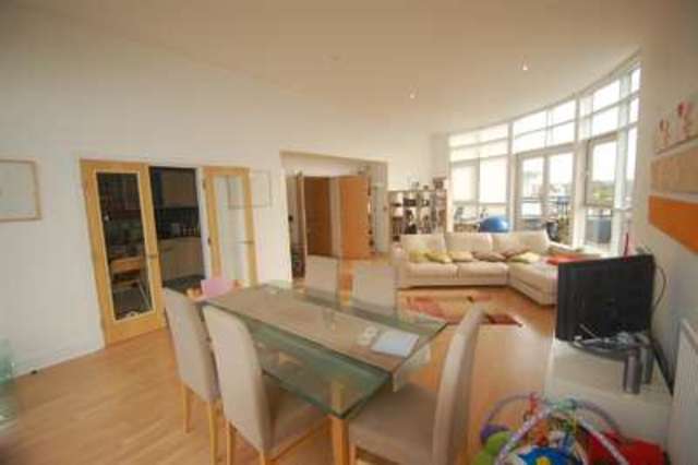  Image of 2 bedroom Apartment to rent in Montague Road London SW19 at Merton, SW19 1TZ