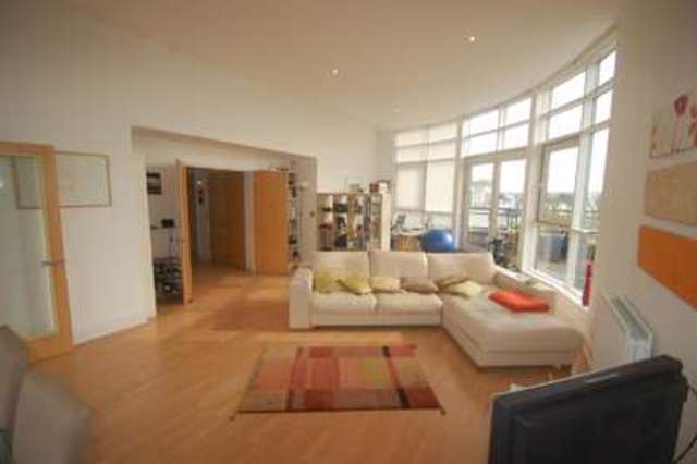  Image of 2 bedroom Apartment to rent in Montague Road London SW19 at Merton, SW19 1TZ