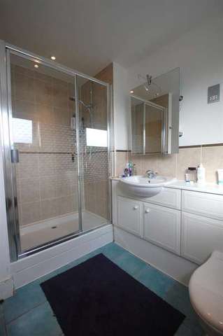  Image of 2 bedroom Apartment to rent in Montague Road London SW19 at Merton, SW19 1TZ