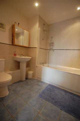  Image of 2 bedroom Apartment to rent in Montague Road London SW19 at Merton, SW19 1TZ