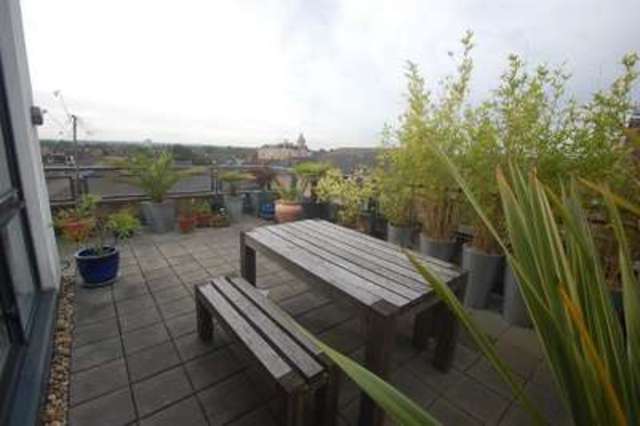  Image of 2 bedroom Apartment to rent in Montague Road London SW19 at Merton, SW19 1TZ