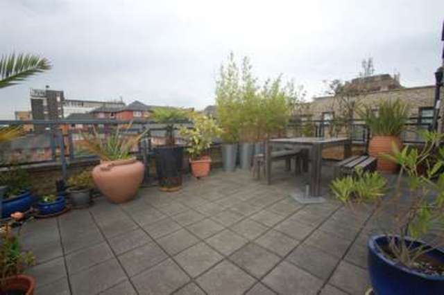  Image of 2 bedroom Apartment to rent in Montague Road London SW19 at Merton, SW19 1TZ