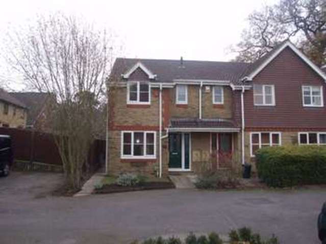  Image of 2 bedroom End of Terrace to rent in Montague Close Wokingham RG40 at Wokingham Berkshire Wokingham, RG40 5PF