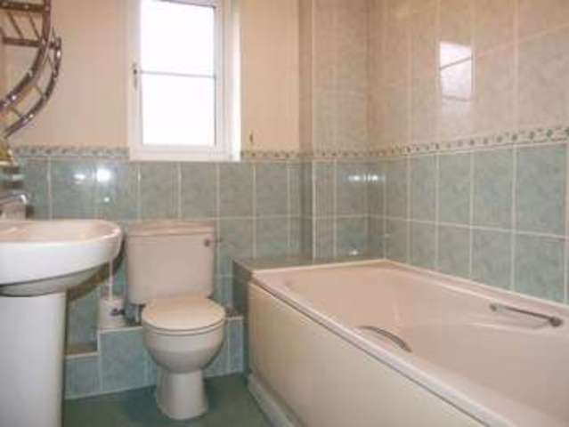  Image of 2 bedroom End of Terrace to rent in Montague Close Wokingham RG40 at Wokingham Berkshire Wokingham, RG40 5PF
