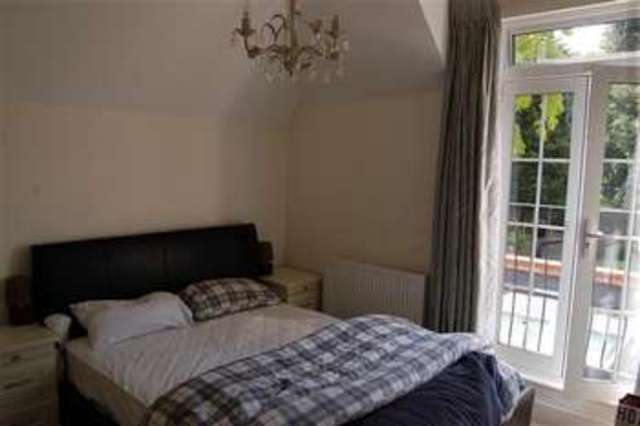  Image of 3 bedroom Terraced house to rent in Vale Cottages Kingston Vale London SW15 at Wimbledon Common, SW15 3RW