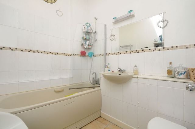  Image of 2 bedroom Flat for sale in Alfredston Place Wantage OX12 at Alfredston Place  Wantage, OX12 8DL