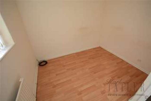  Image of 3 bedroom Semi-Detached house to rent in Beaconsfield Road Runcorn WA7 at Runcorn Cheshire Weston Point, WA7 4BT