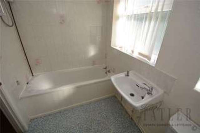  Image of 3 bedroom Semi-Detached house to rent in Beaconsfield Road Runcorn WA7 at Runcorn Cheshire Weston Point, WA7 4BT