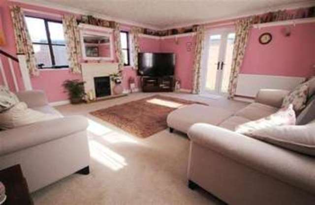  Image of 3 bedroom Detached house for sale in Upper Brighton Road Broadwater Worthing BN14 at Broadwater, BN14 9HU