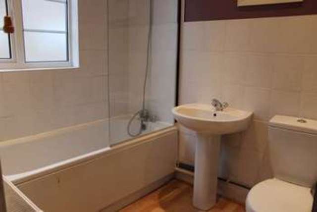  Image of 1 bedroom Flat to rent in Manor Vale Boston Manor Road Brentford TW8 at Manor Vale Boston Manor Road Brentford, TW8 9JP